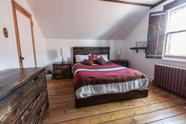 100% wood queen bed - Image 11